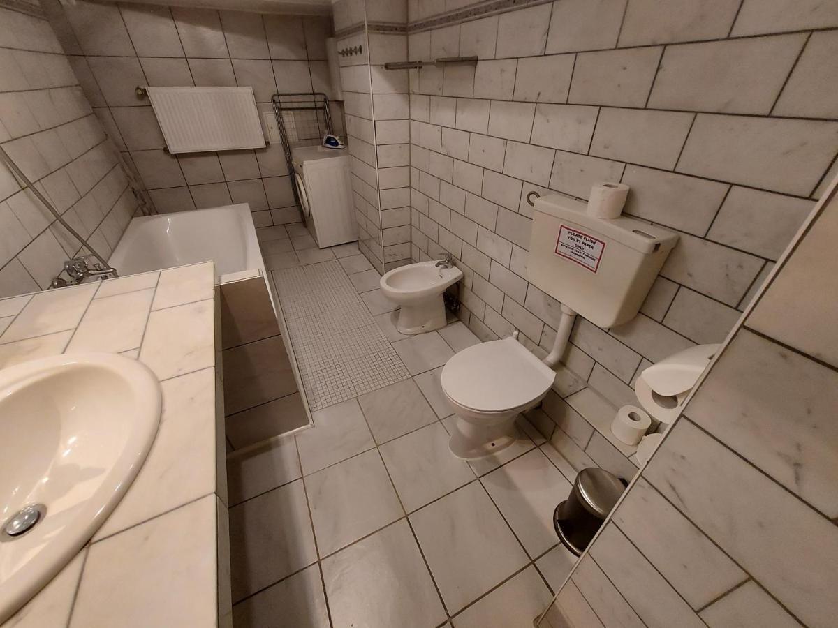 Basement Apartment โคโลญ ภายนอก รูปภาพ